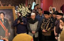 Momen Presiden Jokowi Ikut Salatkan Jenazah Mooryati Soedibyo