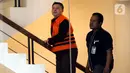 Saeful Bahri, staf Sekjen PDIP Hasto Kristiyanto, (kiri) tiba untuk menjalani pemeriksaan lanjutan di Gedung KPK, Jakarta, Selasa (18/2/2020). Saeful Bahri diperiksa sebagai tersangka kasus dugaan penerimaan hadiah terkait penetapan anggota DPR tahun2019-2024. (merdeka.com/Dwi Narwoko)