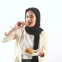 ilustrasi perempuan sedang memegang bakwan/copyright fimela.com/adrian putra