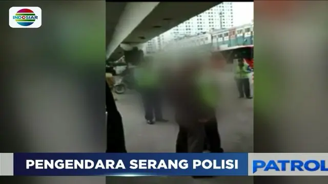 Video amatir perlihatkan pengendara mobil di simpang Matraman, seruduk petugas Polantas, Aiptu Maralum, karena tak terima ditilang.