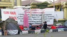 Sejumlah pencari suaka mendirikan tenda di trotoar depan gedung bekas Markas Kodim, Kalideres, Jakarta, Selasa (3/9/2019). Pemprov DKI Jakarta memberikan batas waktu hingga 31 Agustus 2019, namun masih banyak pencari suaka memilih bertahan di gedung itu. (Liputan6.com/Helmi Fithriansyah)