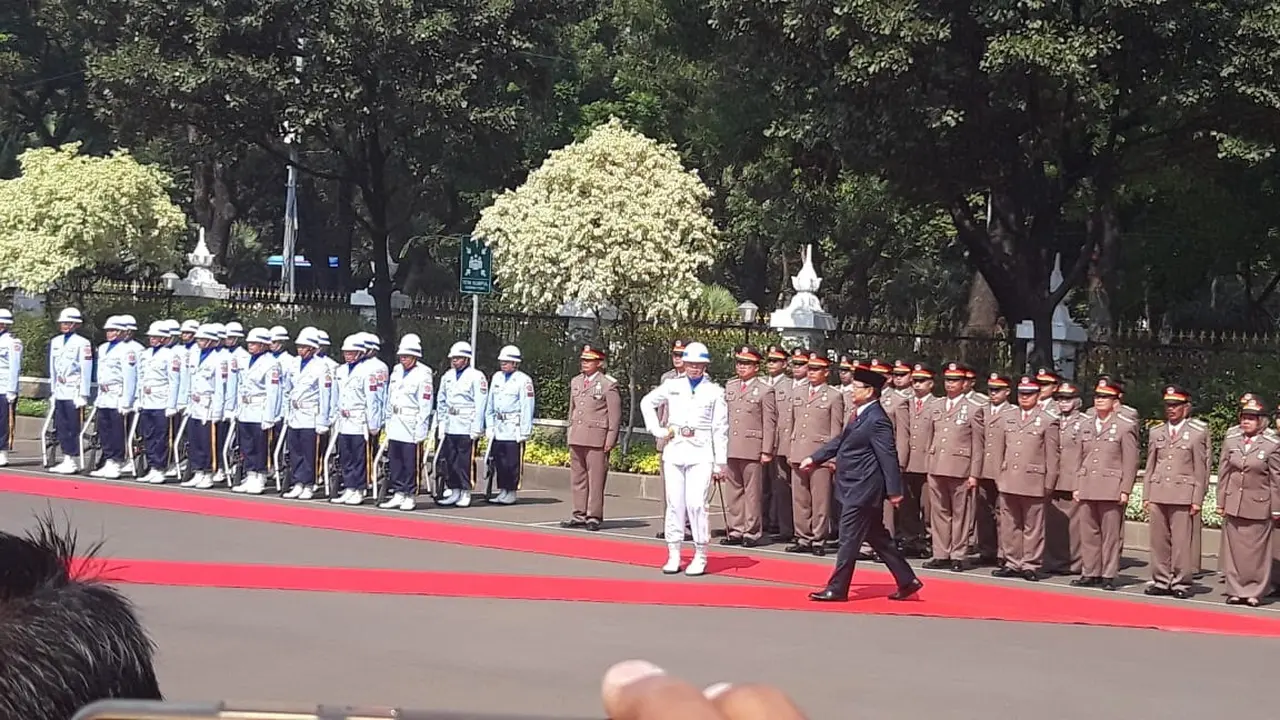 Menteri Pertahanan Prabowo Subianto disambut upacara militer oleh jajaran Kementerian Pertahanan. (Liputan6.com/Muhammad Radityo Priyasmoro)