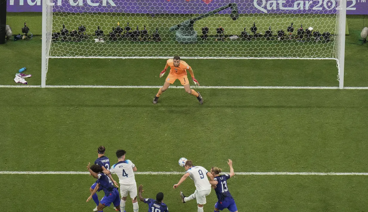 Penyerang Inggris, Harry Kanem berusaha memasukan bola ke gawang kiper Amerika Serikat, Matt Turner selama pertandingan grup B Piala Dunia 2022 Qatar di Stadion Al Bayt di Al Khor, Qatar, Sabtu (16/11/2022). Inggris bermain imbang atas Amerika Serikat dengan skor 0-0. (AP Photo/Hassan Ammar)