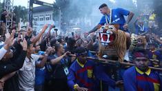 Pawai rombongan skuad Persib Bandung merayakan gelar juara BRI Liga 1 2023/2024, Sabtu (1/6/2024) yang dikawal ribuan bobotoh dan dimulai dari Tol Pasteur berakhir di Gedung Sate, Kota Bandung, Jawa Barat, sekitar jam lima sore. Kedatangan skuad Maung Bandung disambut meriah ribuan Bobotoh yang sudah menunggu selama berjam-jam, termasuk Pj Gubernur Jawa Barat, Bey Machmudin berserta jajaran Forkopimda Jabar. Empat penggawa Persib, Ciro Alves, David Da Silva, Dedi Kusnandar, dan Marc Klok sempat diarak menaiki Singa Depok menuju ke panggung utama. (Bola.com/M Iqbal Ichsan)