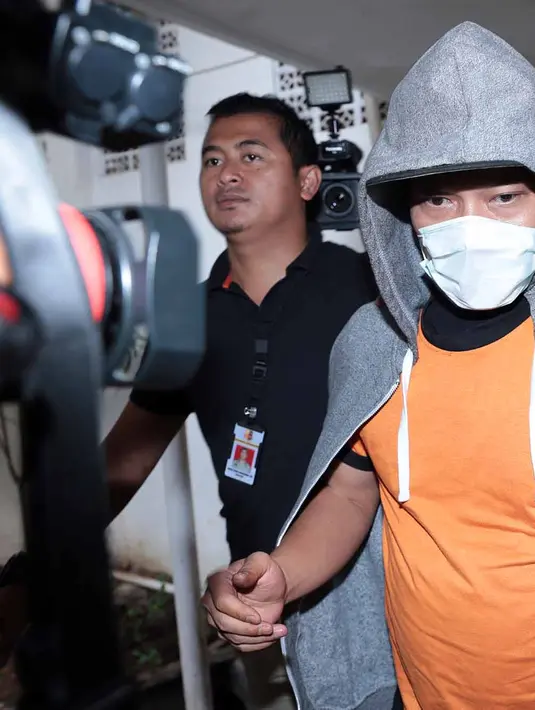 Sebelumnya, Selasa (3/5), Iwa K juga menjalani pemerisaan medis dan psikologis oleh Tim Assessment Terpadu Badan Narkotika Nasional atau TAT BNN. (Deki Prayoga/Bintang.com)