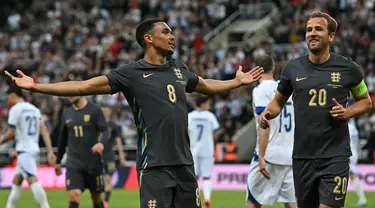 Bek Inggris #08 Trent Alexander-Arnold (kiri) berselebrasi dengan Harry Kane setelah mencetak gol kedua tim ke gawang Bosnia-Herzegovina dalam laga uji coba internasional jelang Euro 2024  di St. James' Park, Newcastle, Selasa dini hari WIB (4/6/2024). (Paul ELLIS / AFP)