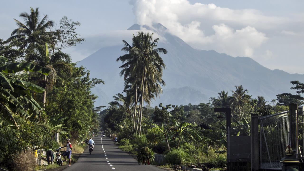 Gunung Merapi yang Semburkan Lava Pijar