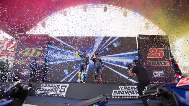 Valentino Rossi (kiri) dan Maverick Vinales.