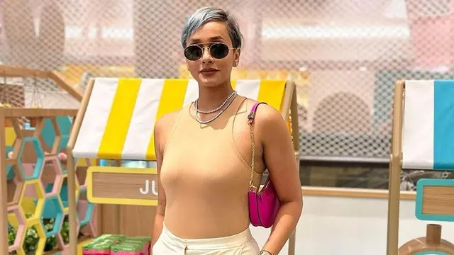 Kimmy Jayanti menggunakan pakaian tanpa lengan