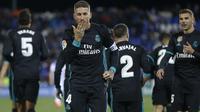 Kapten Real Madrid, Sergio Ramos memberikan salam usai membobol gawang Leganes pada lanjutan La Liga Santander di Butarque stadium, Leganes, (21/2/2018). Real Madrid menang 3-1.  (AP/Francisco Seco)
