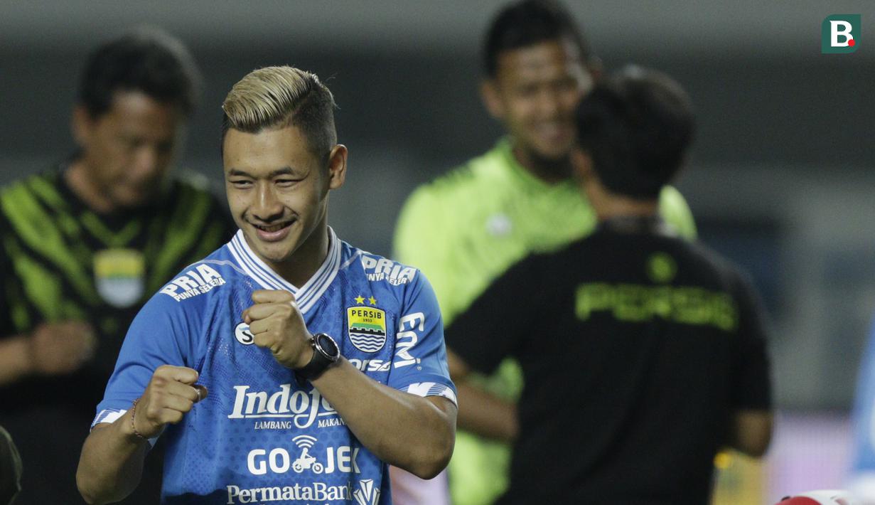 Pesilat peraih emas Asian Games, Hanifan Yudani Kusumah, memimpin viking clap usai Persib Bandung mengalahkan Arema FC pada laga Liga 1 di Stadion GBLA, Jawa Barat, Kamis (13/9/2018). Persib menang 2-0 atas Arema FC. (Bola.com/M Iqbal Ichsan)