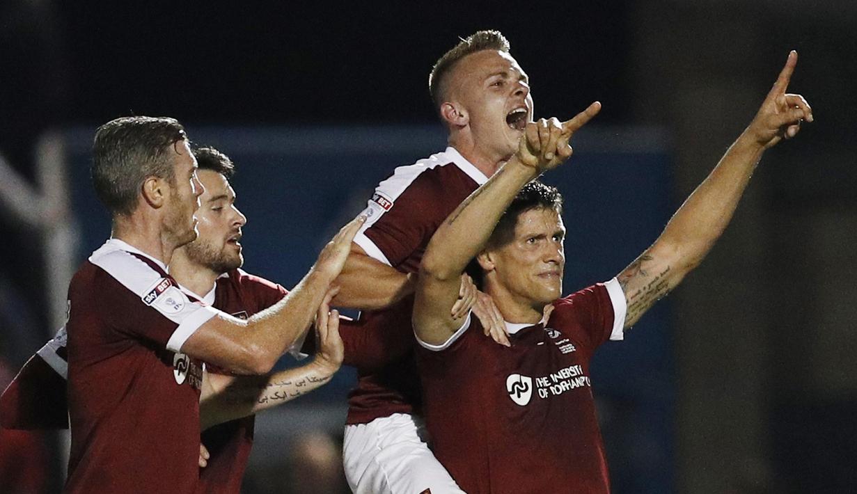 Para pemain Northampton Town merayakan gol ke gawang Manchester United pada piala liga Inggris di Sixfields Stadium, (22/9/2016) dini hari WIB. (Action Images via Reuters/John Sibley)