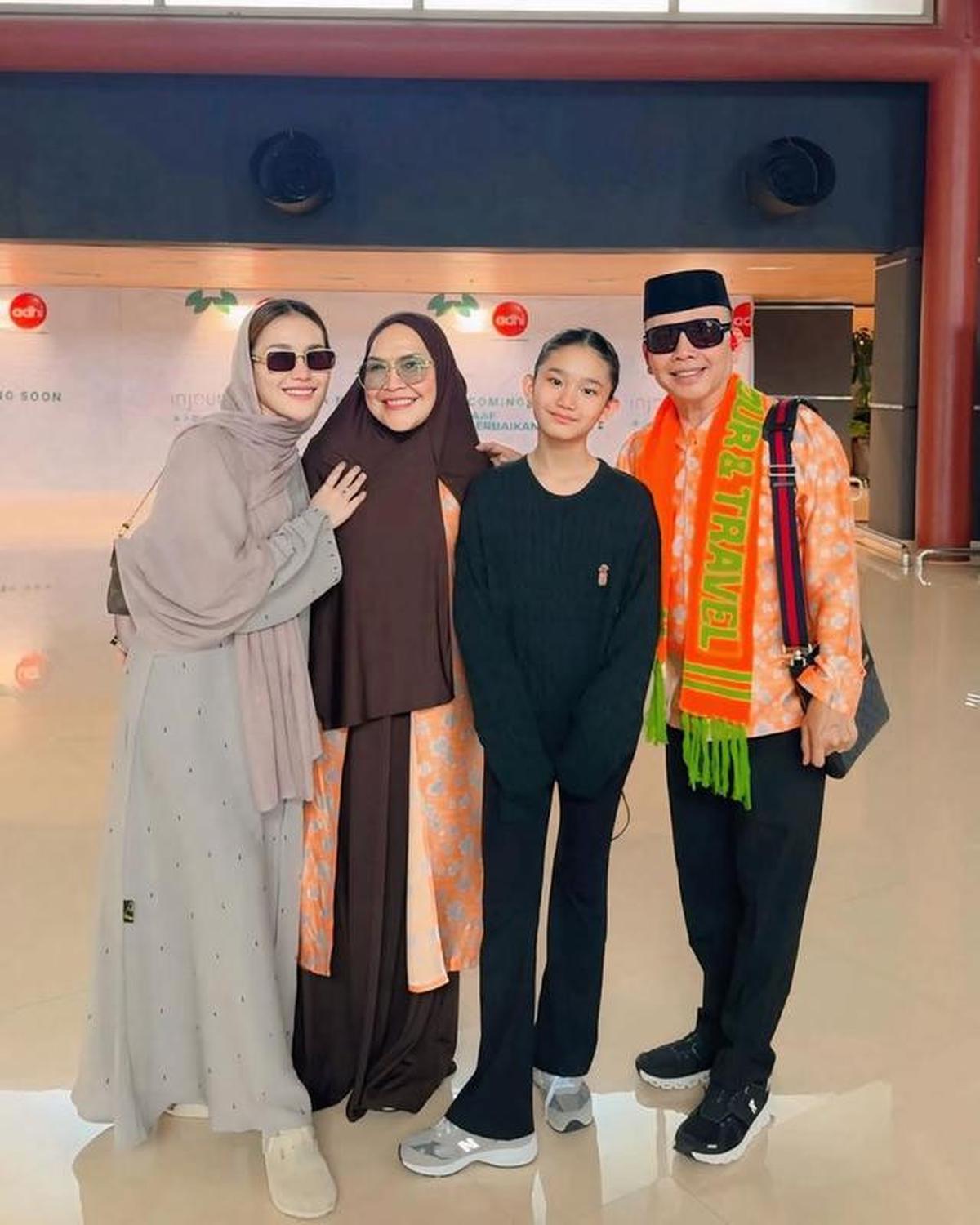 Model Gamis Ayu Ting Ting saat Antar Orang Tua Berangkat Umroh, Simpel Cocok untuk Sehari-hari