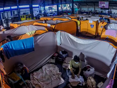 Warga berlindung dalam pusat evakuasi di Quezon City, Filipina, 12 November 2020. Topan Vamco, topan dahsyat ketiga yang melanda Filipina dalam 11 hari terakhir, membawa angin kencang dan hujan deras yang memicu tanah longsor, longsor batu, serta banjir bandang. (Xinhua/Rouelle Umali)