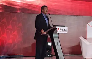 Hashim Ungkap Rencana Pemerintah Bagi-Bagi HP Buat Warga Unbanked