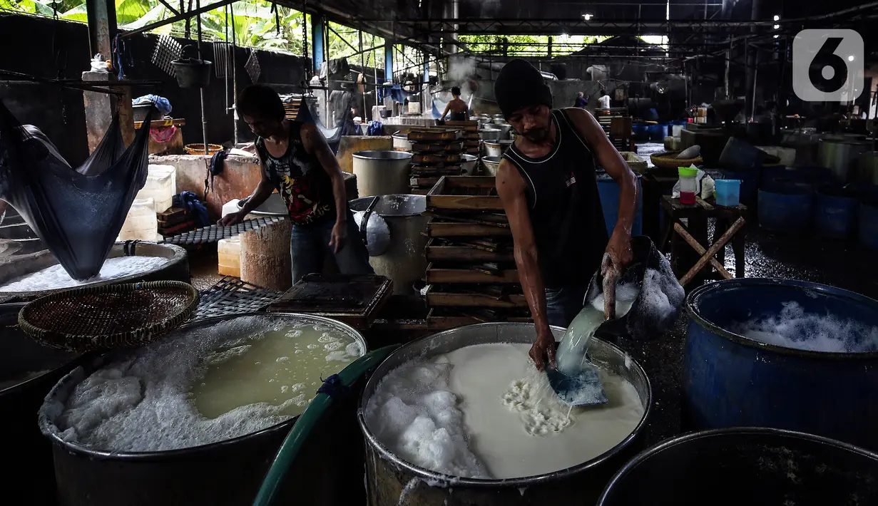 Pekerja beraktivitas di salah satu sentra produksi tahu di Jakarta, Selasa (25/5/2021). Perajin tahu dan tempe memilih untuk menjaga stabilitas pasar dengan mengurangi produksi hingga 30 persen guna menekan biaya produksi, seiring dengan berlanjutnya kenaikan harga kedelai (Liputan6.com/Johan Tallo)
