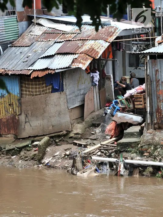 Aktivitas warga permukiman bantaran Kali Ciliwung, Jakarta, Minggu (3/3). Bencana banjir kiriman masih menjadi ancaman warga yang tinggal di bantaran Kali Ciliwung, terlebih saat hujan deras mengguyur kawasan hulu di Bogor. (merdeka.com/Iqbal S. Nugroho)