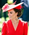 Dia memasangkannya dengan topi bunga  dari Philip Treacy warna merah yang senada dengan gaunnya. [Foto: IG/coutureroyal].