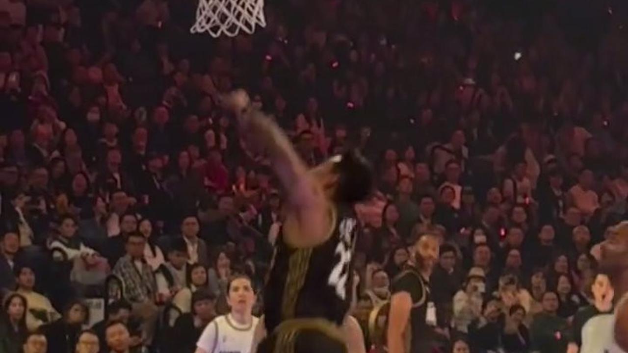 7 Potret Aksi Denny Sumargo Jadi Wakil Indonesia di NBA Celebrity Game, Bareng Para Legend - Tunjukkan Skill Keren