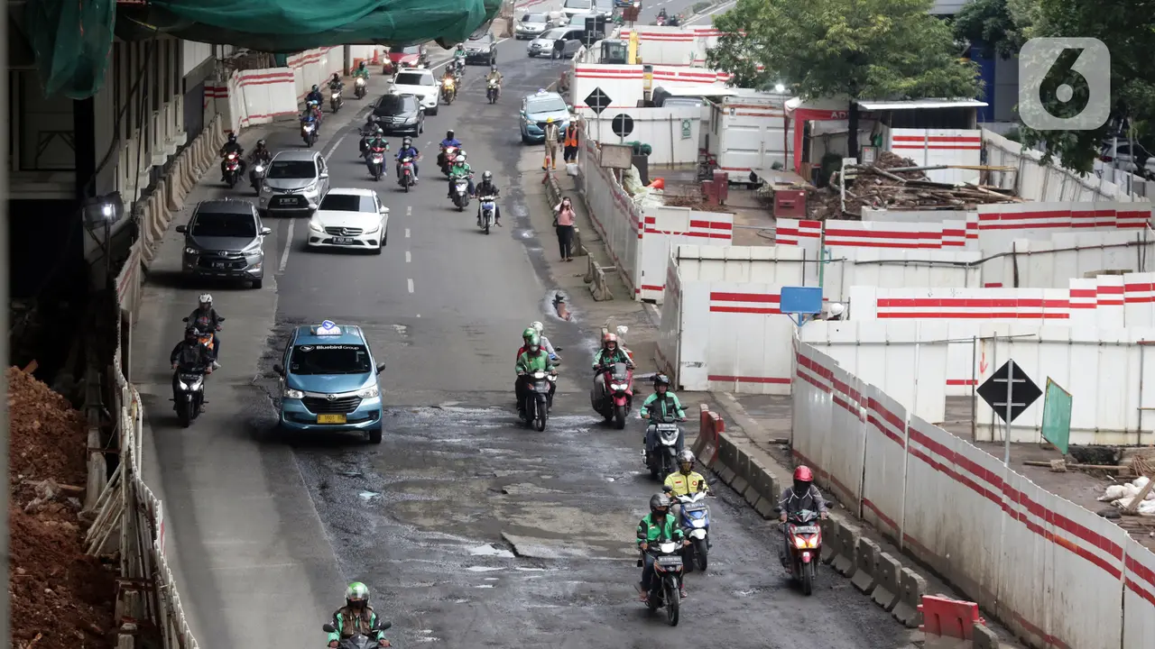 FOTO: Sebagian Jalan Rasuna Said Rusak