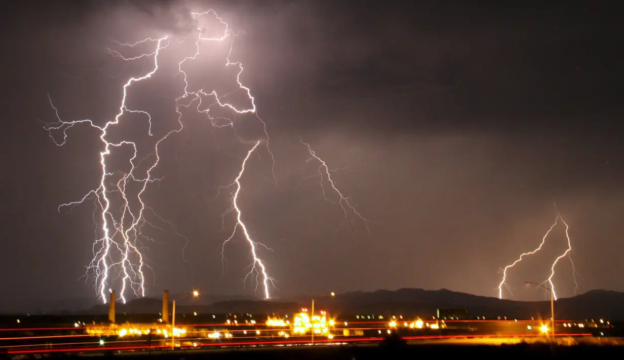 20150701-Momen Mengerikan Saat Kilatan Petir Hiasi Langit California