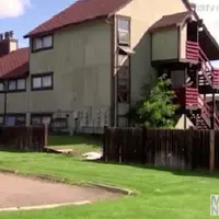 Seorang perempuan topless dengan sengaja berkendara menggunakan bulldozer dan memanjat apartemennya. (Sumber Foto: Mirror)