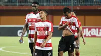 Madura United seusai kalah dari Persija di Stadion Gelora Ratu Pamelingan, Pamekasan, Minggu (14/10/2018). (Bola.com/Aditya Wany)