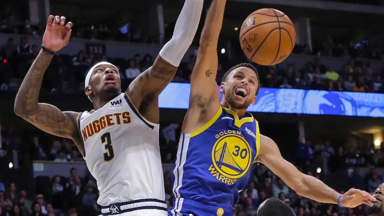 Stephen Curry gagal memasukkan bola saat Warriors kalah dari Nuggets di lanjutan NBA