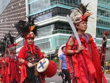 Peserta dari berbagai kalangan saat mengikuti pawai Tomohon International Flower Festival pada saat Hari Bebas Kendaraan Bermotor (HBKB) di  kawasan MH Thamrin, Jakarta, Minggu, (29/5/2016). (Liputan6.com/Herman Zakharia)