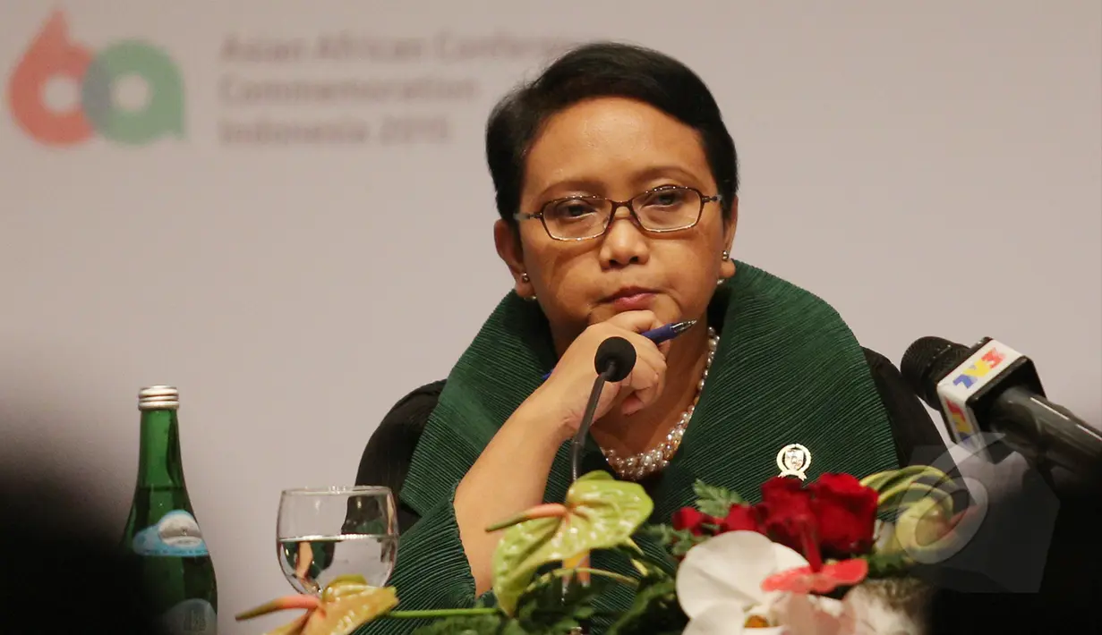 Menteri Luar Negeri Retno Marsudi memberikan keterangan pers terkait serangan bom yang terjadi di Kota Sana'a, Jakarta, Senin (20/4/2015). Pemerintah Indonesia mengecam keras serangan bom tersebut. (Liputan6.com/Herman Zakharia)