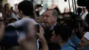 Presiden Turki Recep Tayyip Erdogan berbicara saat menghadiri upacara pemakaman korban upaya kudeta militer yang dilakukan terhadapnya, di Istanbul, Minggu (17/7). Kudeta militer Turki pada Jumat kemarin menewaskan 265 orang (REUTERS/Alkis Konstantinidis)