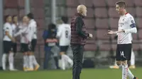 Manajer AC Milan Stefano Pioli saat pertandingan sepak bola grup H Liga Eropa UEFA antara AC Sparta Praha dan AC Milan di Praha, Republik Ceko, Kamis, 10 Desember 2020. (Foto AP / Petr David Josek)