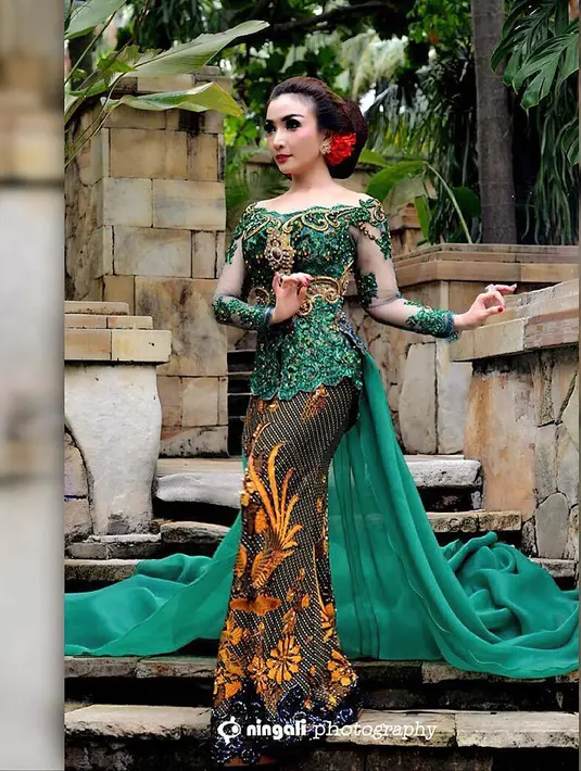 Untuk yang satu ini, Roro memakai kebaya warna hijau yang  bagian belakangnya menjuntai dengan paduan kain batik untuk bawahannya. Tak ketinggalan, sanggul di kepala yang membuatnya makin memesona. (Instagram/roro.fitria1989)