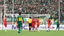 Pemain Persija Jakarta protes pada laga final di Stadion Gelora Delta, Sidoarjo, Kamis (20/2). (Bola.com/Aditya Wany)