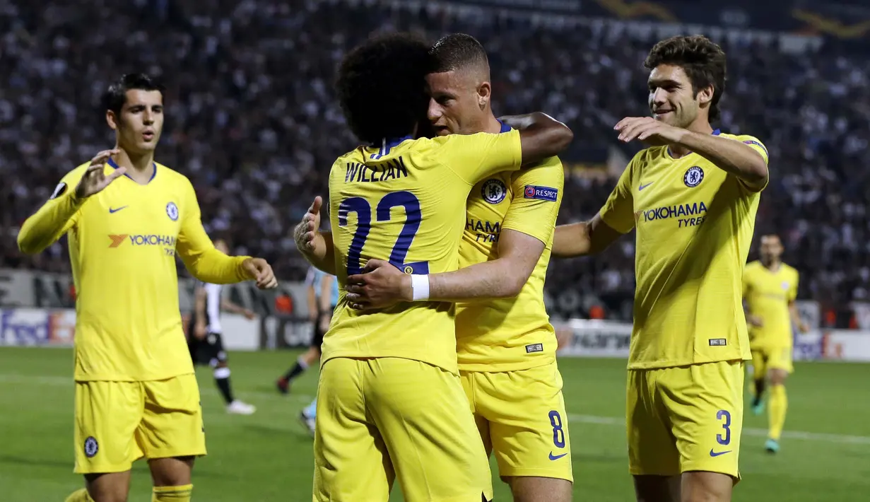 Para pemain Chelsea merayakan gol yang dicetak oleh Willian ke gawang PAOK pada laga Liga Europa di Stadion Toumbas, Thessaloniki, Kamis (20/9/2018). PAOK takluk 0-1 dari Chelsea. (AP/Thanassis Stavrakis)