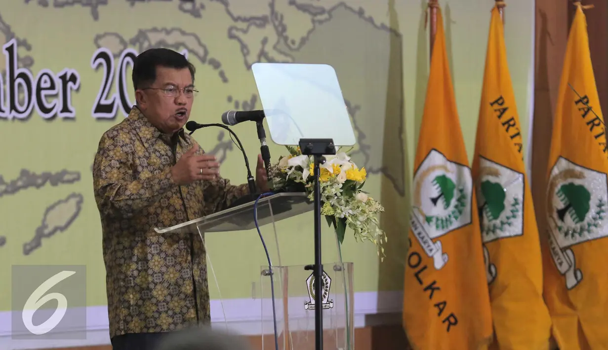 Wakil Presiden Jusuf Kalla memberikan pidato saat silaturahmi nasional Golkar di Kantor DPP Golkar, Jakarta, Minggu (1/11). Silahturahmi di gelar untuk membahas persiapan Partai Golkar dalam menghadapi pilkada 2015. (Liputna6.com/Angga Yuniar)