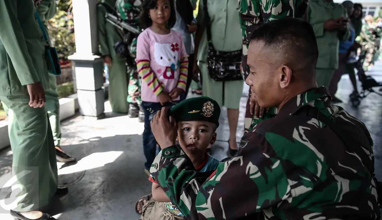 Kebersamaan personel TNI-AD dan anaknya di Pelabuhan Kolinlamil, Jakarta, Senin (9/5). Sebanyak 450 personel TNI-AD dari Satgas Yonif Para Raider 330 inf 1 Kostrad dilepas untuk misi pengamanan perbatasan RI-PNG. (Liputan6.com/Faizal Fanani)