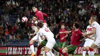 Penyerang Portugal, Cristiano Ronaldo (atas kiri) melakukan sundulan ke gawang Turki selama pertandingan playoff Piala Dunia 2022 di stadion Dragao di Porto, Portugal, Jumat (25/3/2022). Menang 3-1 membuat Timnas Portugal semakin dengan tiket Piala Dunia 2022. (AP Photo/Luis Vieira)