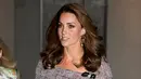 Duchess of Cambridge, Kate Middleton menghadiri pembukaan pameran fotografi di Museum Victoria & Albert, London, Rabu (10/10). Kate Middleton melengkapi penampilannya dengan clutch hitam berdesain sederhana. (AP PHOTO)