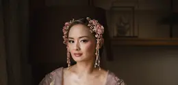 Didiet Maulana menghadirkan sebuah taman bunga pada gaun pengantin Joanna Alexandra (@joannalexandra)