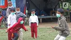 Sejumlah murid sedang bermain tap benteng di sekolah alam Sukawangi, Kabuapaten Bekasi, Jawa Barat, Senin (30/11/2020). Kegiatan bermain di alam terbuka menjadi solusi bagi para murid untuk menghilangkan rasa jenuh usai belajar dimasa pandemi COVID-19. (Liputan6.com/Herman Zakharia)