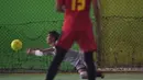 Seorang kiper, Eman Sulaeman berusaha menangkap bola saat pertandingan futsal di Indramayu, Jawa Barat, 3 Februari 2018. Selama bertahun-tahun Eman Sulaeman berlatih sambil berkaca pada legenda kiper Belanda, Edwin van der Sar. (ADEK BERRY/AFP)