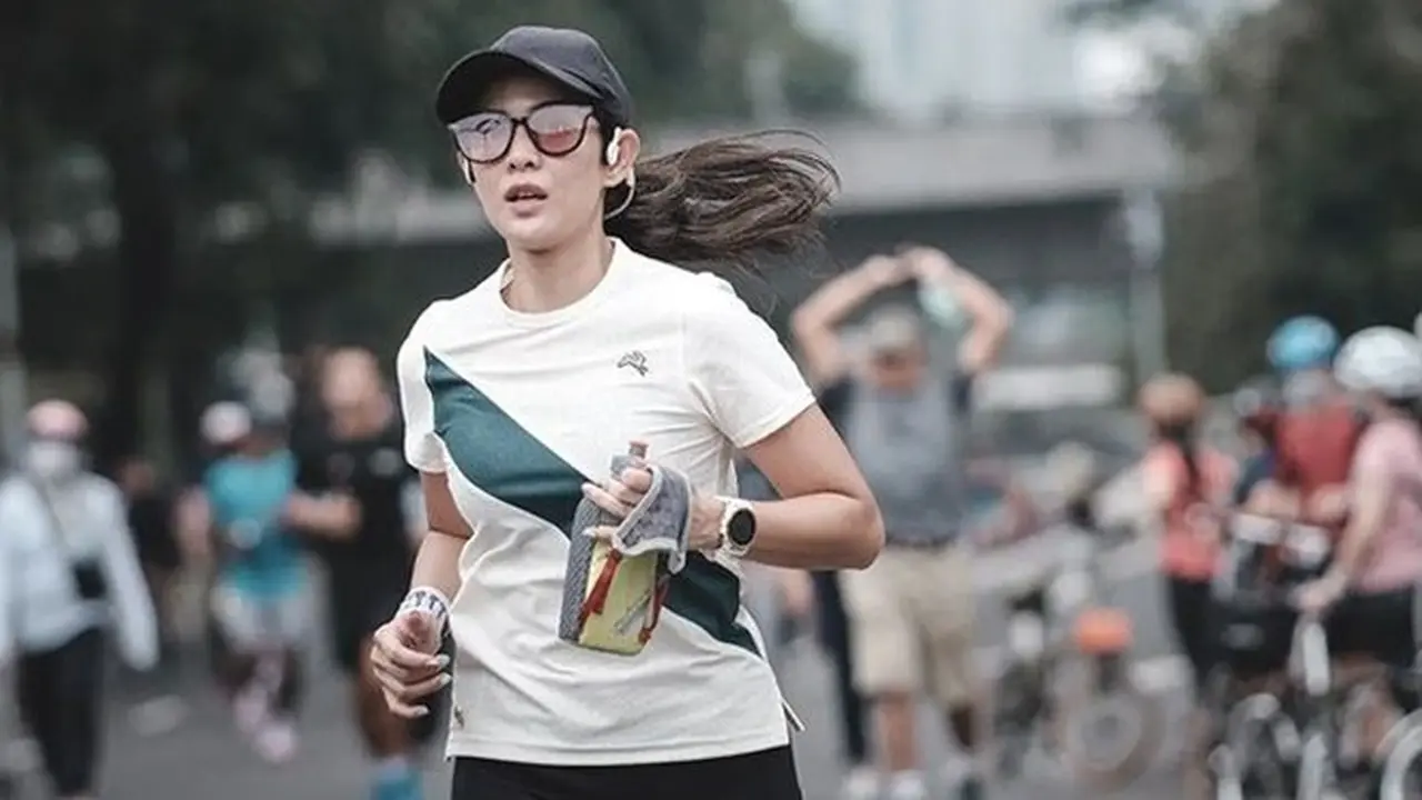 7 Potret Dian Sastrowardoyo saat Olahraga, Disebut Miliki Body Goals