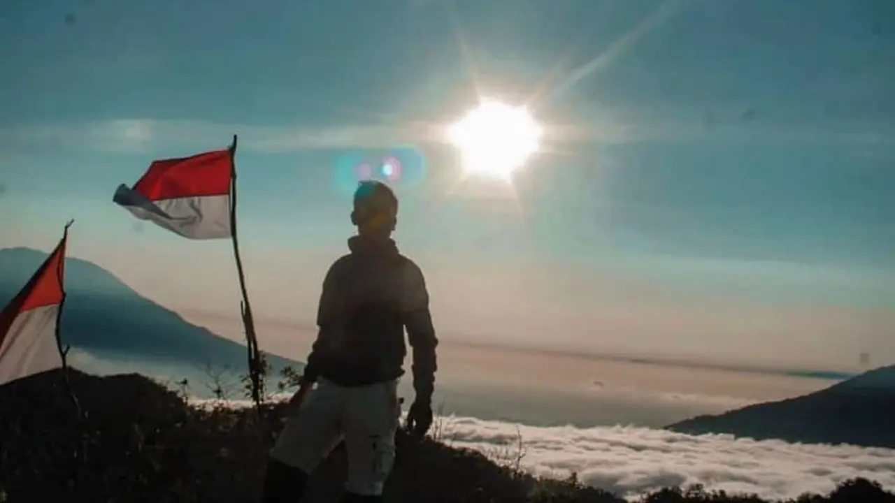Seorang pandaki berada di puncak Gunung Aseupan di Pandeglang Banten