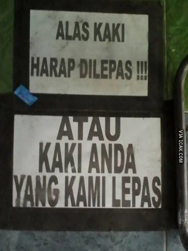 6 Tulisan Alas Kaki Harap Dilepas Ini Bikin Ngakak