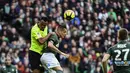 Bek Lille Gabriel dos Santos Magalhaes berebut bola udara dengan gelandang Saint-Etienne Romain Hamouma pada pertandingan L1 Prancis di Stadion Geoffroy Guichard di Saint-Etienne, Prancis pada 10 Maret 2019. (AFP/Jeff Pachoud)