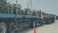 Pipa Besi Berserakan di Tol Medan-Tebing Tinggi, Picu Kecelakaan Mobil