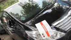 KPK menyita mobil Toyota Alphard milik politikus Partai Demokrat, Sutan Bhatoegana, Jakarta, Selasa (17/3/2015). Penyitaan terkait penyidikan kasus dugaan korupsi di Kementerian ESDM. (Liputan6.com/Helmi Afandi)