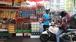 Penjual kurma melayani pembeli di kawasan Tanah Abang, Jakarta, Selasa (6/6). Selama bulan Ramadan, penjualan kurma di kawasan tersebut meningkat 30%, yang dihargai Rp35ribu - Rp350ribu perkilogram. (Liputan6.com/Immanuel Antonius)