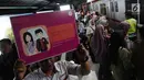 Pegawai PT KCI membawa poster saat kampanye bertema "Victim blamming, konsensus, cat call", dalam rangka memperingati Hari Perempuan Internasional di Stasiun Sudirman, Jakarta, Selasa (12/3). (Liputan6.com/Herman Zakharia)